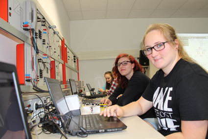 Mädchen an Laptops nehmen am Projekt Select Mint teil