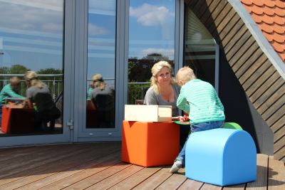 Katrin Burchert spielt mit einem Jungen auf der Dachterrasse. Katrin Burchert spielt mit einem Jungen auf der Dachterrasse.