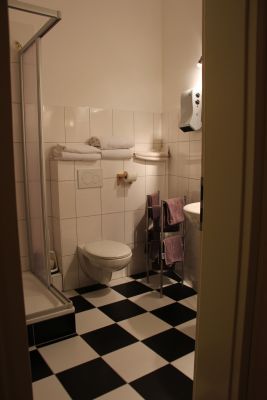 Bad mit Toilette, Dusche und Waschbecken. Foto: Landesministerium der Finanzen Sachsen-Anhalt Bad mit Toilette, Dusche und Waschbecken. Foto: Landesministerium der Finanzen Sachsen-Anhalt