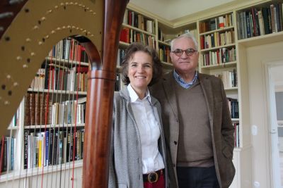 Eine Frau und ein Mann stehen in einer Bibliothek, vor Ihnen steht eine Harfe. Foto: Landesministerium der Finanzen Sachsen-Anhalt Eine Frau und ein Mann stehen in einer Bibliothek, vor Ihnen steht eine Harfe. Foto: Landesministerium der Finanzen Sachsen-Anhalt