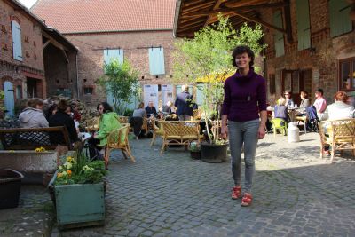 Das Bild zeigt den Hof, gefüllt mit Besuchern an Tischen und Stühlen, mittendrin steht Marion Schnitzler. (Foto: Ministerium der Finanzen LSA) Das Bild zeigt den Hof, gefüllt mit Besuchern an Tischen und Stühlen, mittendrin steht Marion Schnitzler. (Foto: Ministerium der Finanzen LSA)