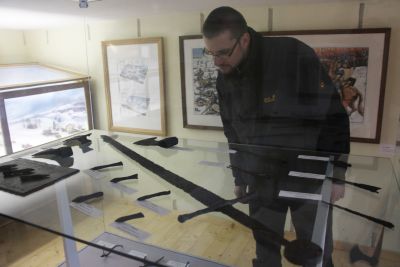 Vitrine mit Waffen und Rüstungsgegenständen Vitrine mit Waffen und Rüstungsgegenständen