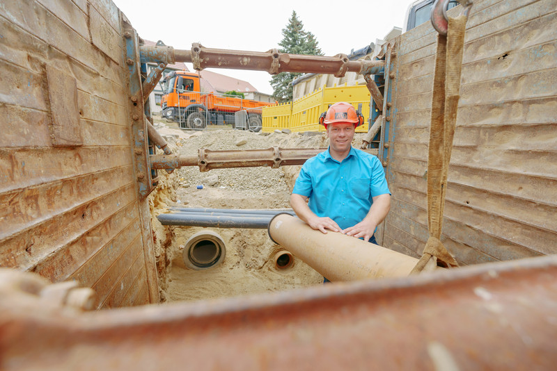 Bauarbeiter bei der Rohrausbringung in Meyhen