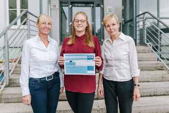 Margita Müller und Dr. Sylvia Springer vom TUGZ mit Studentin Julia Schult.