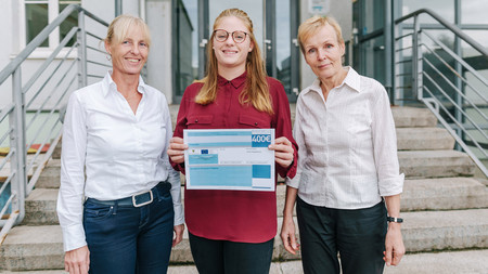 Margita Müller und Dr. Sylvia Springer vom TUGZ mit Studentin Julia Schult.