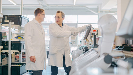 Das Bild zeigt den Geschäftsführer und den kaufmännischen Leiter. 