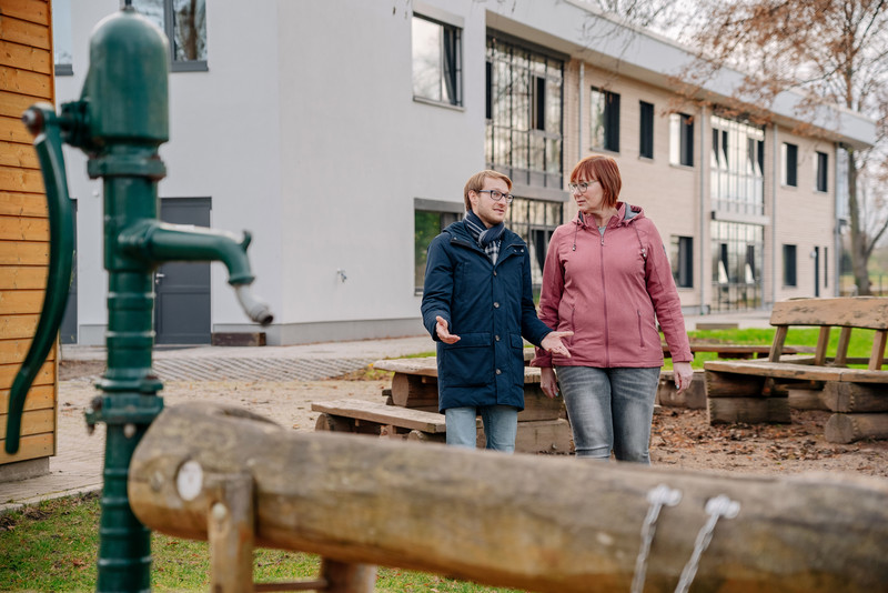 Katrin Röhrig und Sören Datow vor dem Neubau der Kita Gänseblümchen