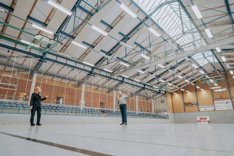 Das Foto zeigt die Sporthalle von innen. 