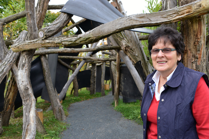 Heidrun Weise vor Biberbau des Bergwitzer Waldhauses