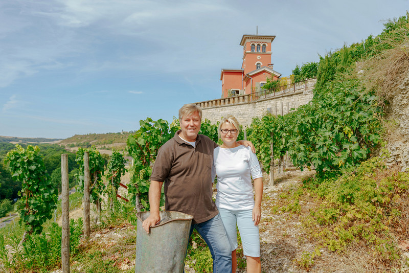 Familie Stieler auf ihrem Weinberg mit Weinberghaus im Hintergrund