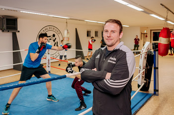 Vereinsvorsitzender Martin Borchers am Boxring.