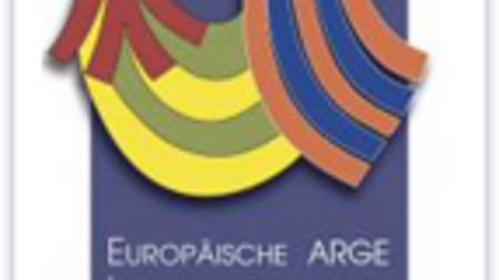 Das offizielle Logo der ARGE Landentwicklung und Dorferneuerung. Das Logo zeigt einen stilisierten Hahn auf violettem Grund. Bild: ARGE