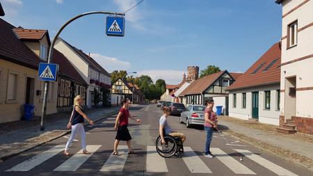 Das Foto zeigt Johanna Michelis und Claudia Bolde sowie Thomas Rösicke und Annemarie Kock auf einem Zebrastreifen.