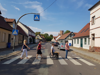 Das Foto zeigt Johanna Michelis und Claudia Bolde sowie Thomas Rösicke und Annemarie Kock auf einem Zebrastreifen. 