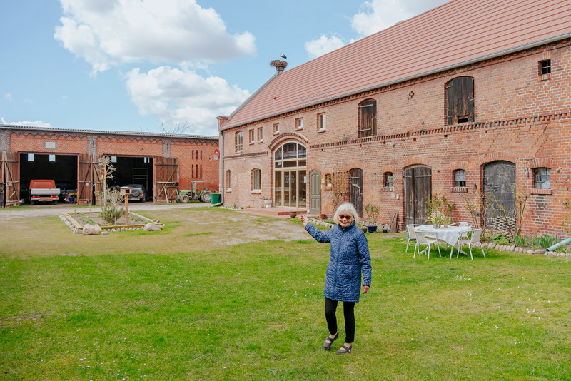 Das Bild zeigt Rita Spanner auf dem Innenhof des Havelhofes Nitzow.