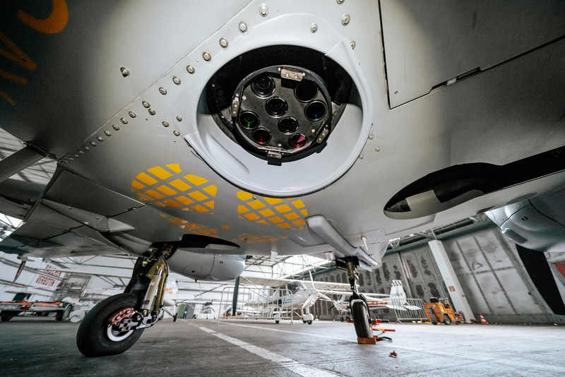 Das Foto zeigt die Kamera am Boden eines Flugzeugs. 