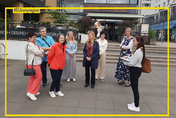 Das Bild zeigt eine Menschengruppe beim Stadtrundgang.