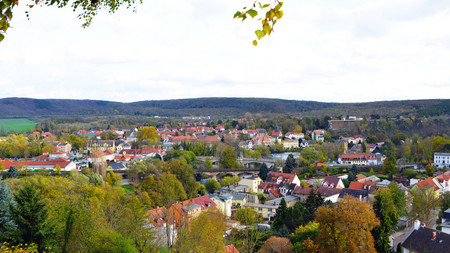 Blick auf Bad Kösen mit seinem historischen Gradierwerk.