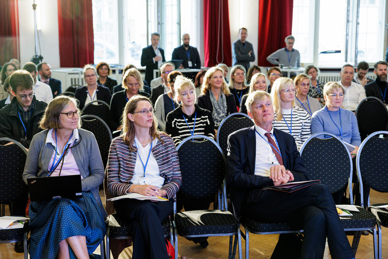 Das Bild zeigt den Blick in den Saal. 