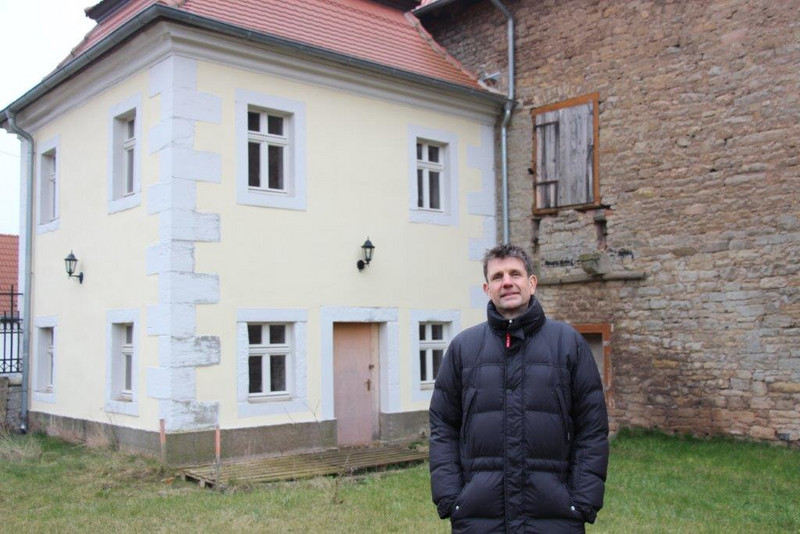 Das Bild zeigt Schlossherr Peter Endres vor dem Torwärterhäuschen des Schlosses Walbeck. Das Bild zeigt Schlossherr Peter Endres vor dem Torwärterhäuschen des Schlosses Walbeck.
