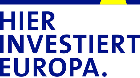 Das Bild zeigt den Schriftzug "HIER INVESTIERT EUROPA".