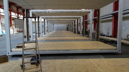 Das Foto zeigt die Werkshallen. 