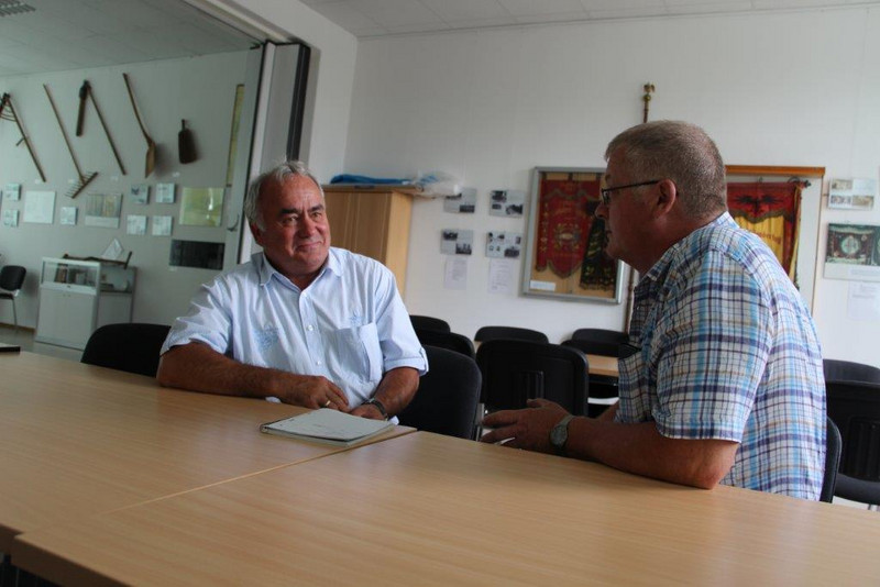 Das Foto zeigt, wie sich Bürgermeister Jens Strube und Ortsbürgermeister Thomas Warnecke im Gemeinschaftsraum des Ortes Pömmelte über aktuelle Themen austauschen. Das Foto zeigt, wie sich Bürgermeister Jens Strube und Ortsbürgermeister Thomas Warnecke im Gemeinschaftsraum des Ortes Pömmelte über aktuelle Themen austauschen.