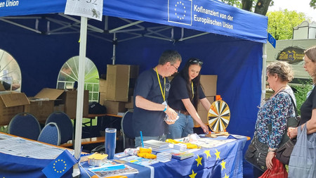 Das Foto zeigt den Stand der EU-Fonds. 