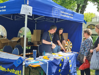 Das Foto zeigt den Stand der EU-Fonds. 