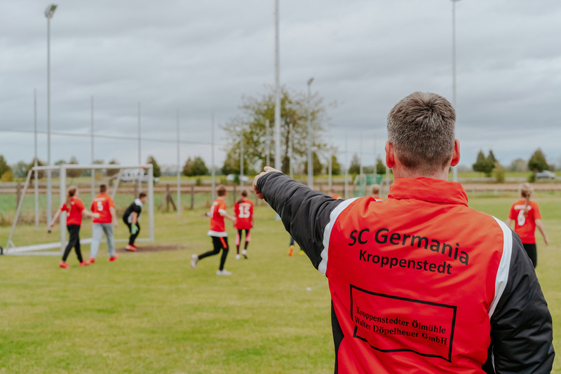 Das Bild zeigt ein Fußballspiel.