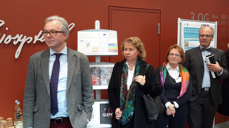 Das Foto zeigt die Verantwortlichen der EU-Kommission beim Projektbesuch.