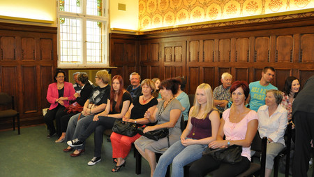 Das Bild zeigt das Auswahlgremium bei der Arbeit.