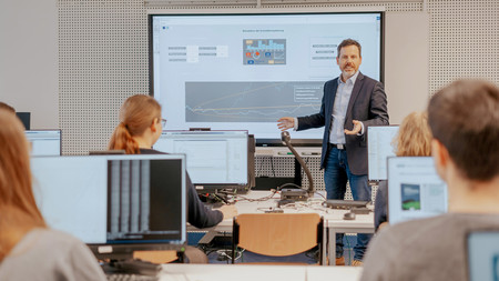 Das Foto zeigt Prof. Dr. Elmar Lukas in einer Vorlesung. 