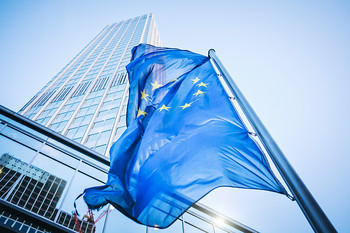 Flagge der Europäischen Union vor einem Hochhaus.