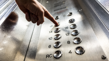 Das Bild zeigt die Knopfleiste in einem Aufzug. 