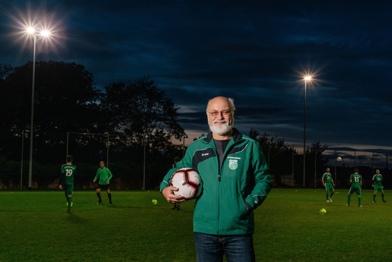 Das Bild zeigt Ulrich Seidel auf dem Vereinsplatz beim Training in den Abendstunden auf dem beleuchteten Platz..