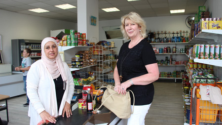 Gründungsberaterin Gebriele Völker besucht Ashwaq Al-Obaidi in ihrem Laden für arabische Lebensmittel.