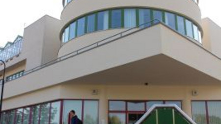 Das Bild zeigt ein Gebäude, auf einem Schild vor dem Gebäude steht BIO Zentrum HALLE. (Foto: Ministerium der Finanzen LSA)