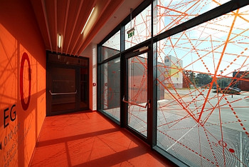 Das Bild zeigt ein Gebäude, dass durch Triegonometrieformeln (u. a. Sinus, Kosinus, Tangens, usw.) verzierte Fensterscheiben hat.