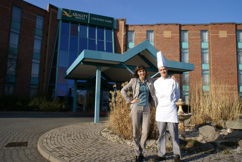 Anja Beuchelt mit Azubi Florian Schiebel vor dem Quality Hotels Country Park in Brehna