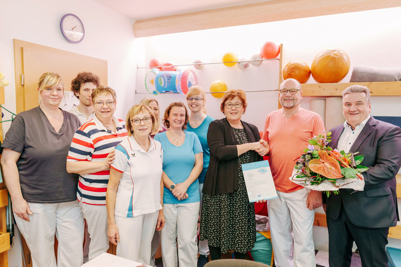Sozialministerin Petra Grimm-Benne gratulierte Praxisinhaber Frank Rothe persönlich zum Erhalt des Landessiegels.