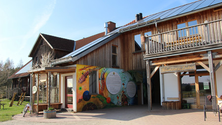Das Foto zeigt ein Gebäude in Sieben Linden. 