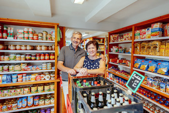 Familie Schubert im Laden