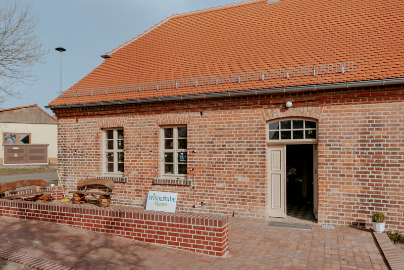 Das Foto zeigt das Gebäude der alten Schule von außen.