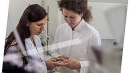 Das Foto zeigt Monika Lelonek (li.) und Petra Göring (re.). Beide forschen auf höchstem Niveau mit höchstem Engagement im eigenen Unternehmen. (Foto: Harald Krieg)