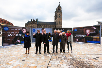 Das Foto zeigt Ministerpräsident Dr. Reiner Haseloff, Landtagspräsident Detlef Gürth sowie vier der Protagonisten beim Startschuss für die neue Kampagnenphase. Im Hintergrund die vier Großplakate und der Magdeburger Dom. Foto: IMG