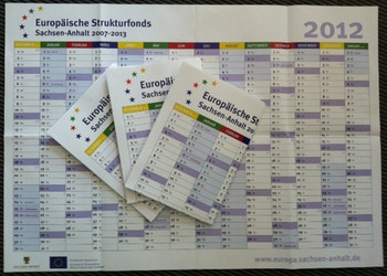 Das Bild zeigt einige Exemplare des Wandplaners 2012.