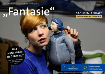 Das Bild zeigt Claudia Lusie Bose - Puppenspielerin aus Magdeburg. Sie begeistert mit viel Fantasie täglich Menschen für ihre Kunst und ihre Geschichte. Auch dank der Mittel des EFRE (Europäischer Fonds für regionale Entwicklung) hat das Puppentheater