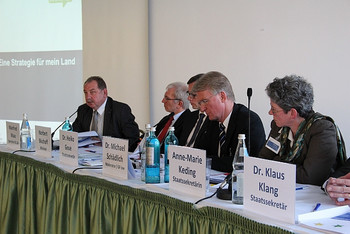 Das Bild zeigt die die Teilnehmerinnen und Teilnehmer der Podiumsdiskussion während des zweiten Workshops in Halle/Saale. Foto: ISW