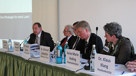 Das Bild zeigt die die Teilnehmerinnen und Teilnehmer der Podiumsdiskussion während des zweiten Workshops in Halle/Saale. Foto: ISW